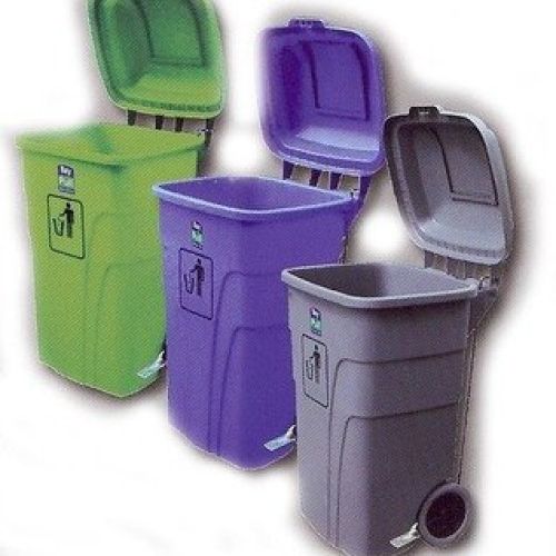 Ref. 7302A. Contenedores con Pedal "CARGO". de 120 Lts. Diseño Ergonomico. Gran capacidad de almacenaje. Pequeña Tapa Accesoria en la parte superior. Las ruedas no sobresalen del cuerpo, quedando protegidas de los golpes. Asas para mejor transpo