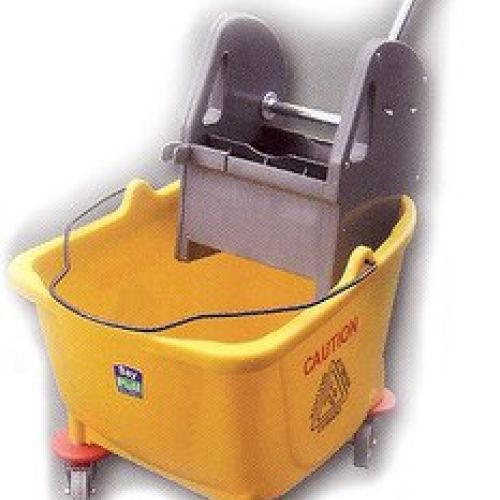 Ref. 8081 Sistema Cubo Con Prensa " THOR ". El equipo de limpieza lider en ventas. Gran capacidad: 32 Lts. Incorpora serigrafia de aviso de suelo mojado. Prensa incluida. Dispone de un asa posterior para un mejor vaciado de agua.