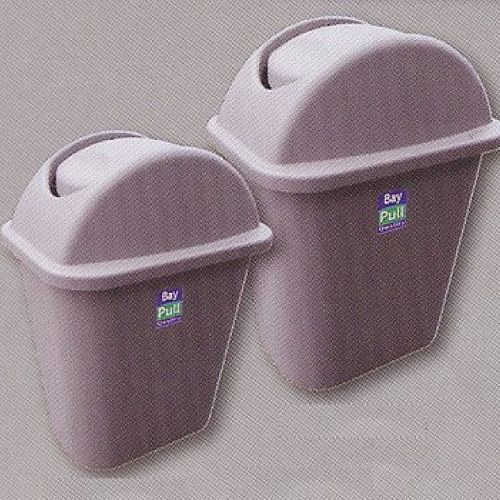 Papeleras con Tapa Basculante "Office Plus". Fabricadas en polietileno resistente a los golpes. Diseño moderno y actual. Tapa basculante en forma de cúpula incorporada. Ref. 7006, de 35 Lts. Ref. 7008, de 24 Lts.