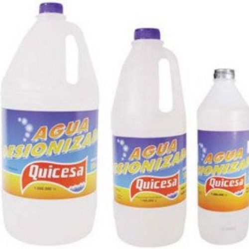 AGUA DESIONIZADA QUICESA . USOS: Baterias, planchas vapor, farmacia, etc... Botellas de 1, 2 y 5 Lts.