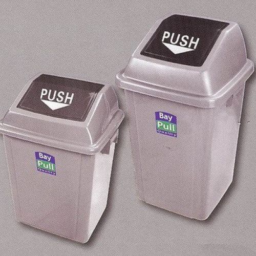 Papeleras con Tapa Basculate "UTILITY".Disponen de dos asas prácticas laterales para ayudar a su manipulación. Bordes redondeados para una mejor limpieza. Ref. 7310. Papelera Tapa Basculante de 25 Lts.Ref. 7311. Papelera Tapa Basculante de 40 Lt